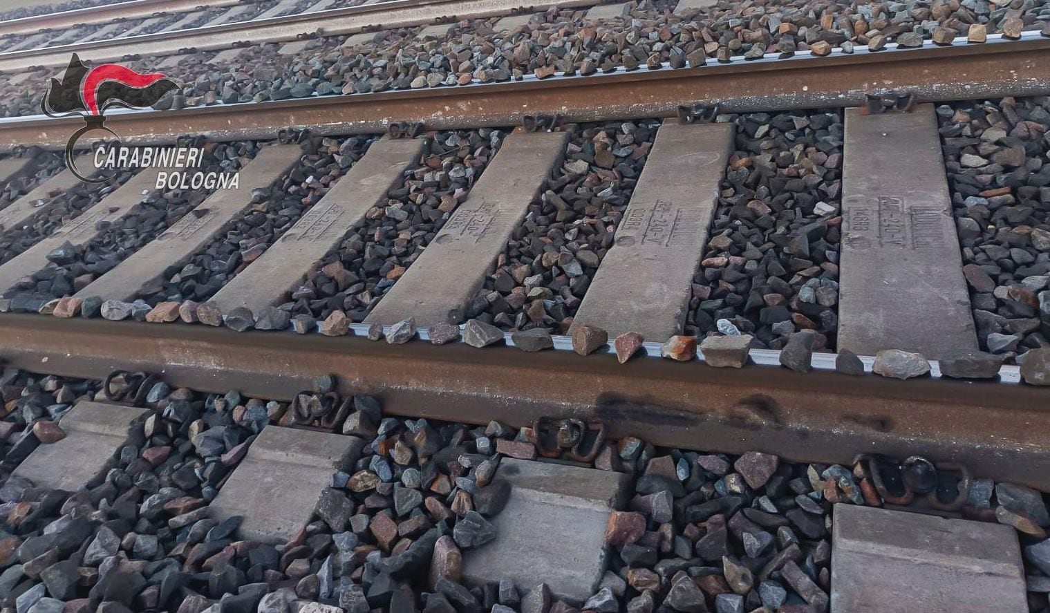 Sabotaggio sui binari a Bologna, 20enne arrestato mentre metteva pietre sulle rotaie all'arrivo del treno