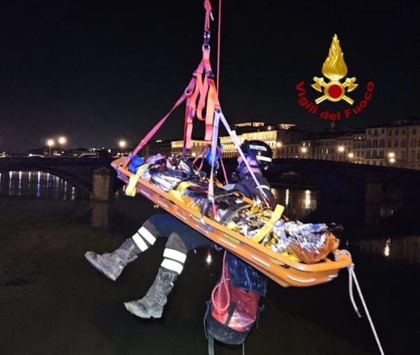 Firenze, uomo cade nel fiume Arno da un ponte: un pompiere fuori servizio lo vede e lo salva