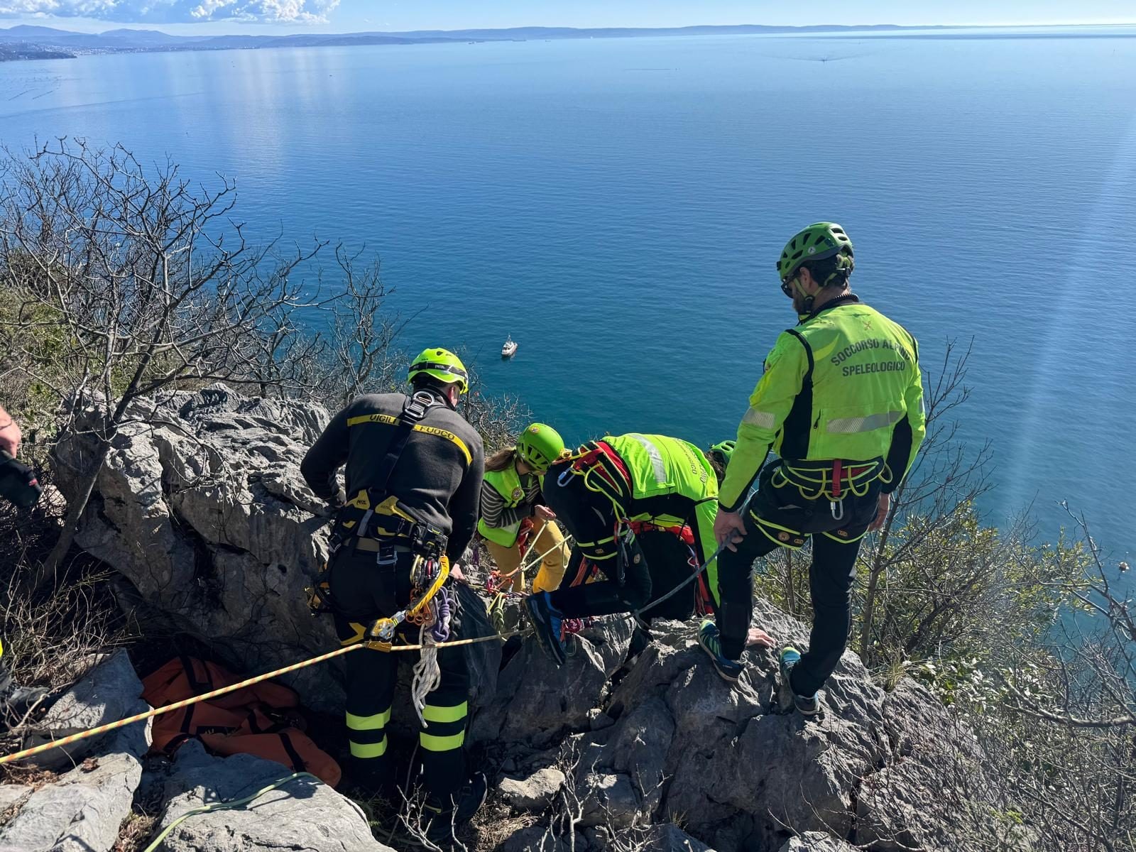 Precipita per 20 metri dal sentiero a picco sul mare: i cespugli attutiscono l'impatto e si salva