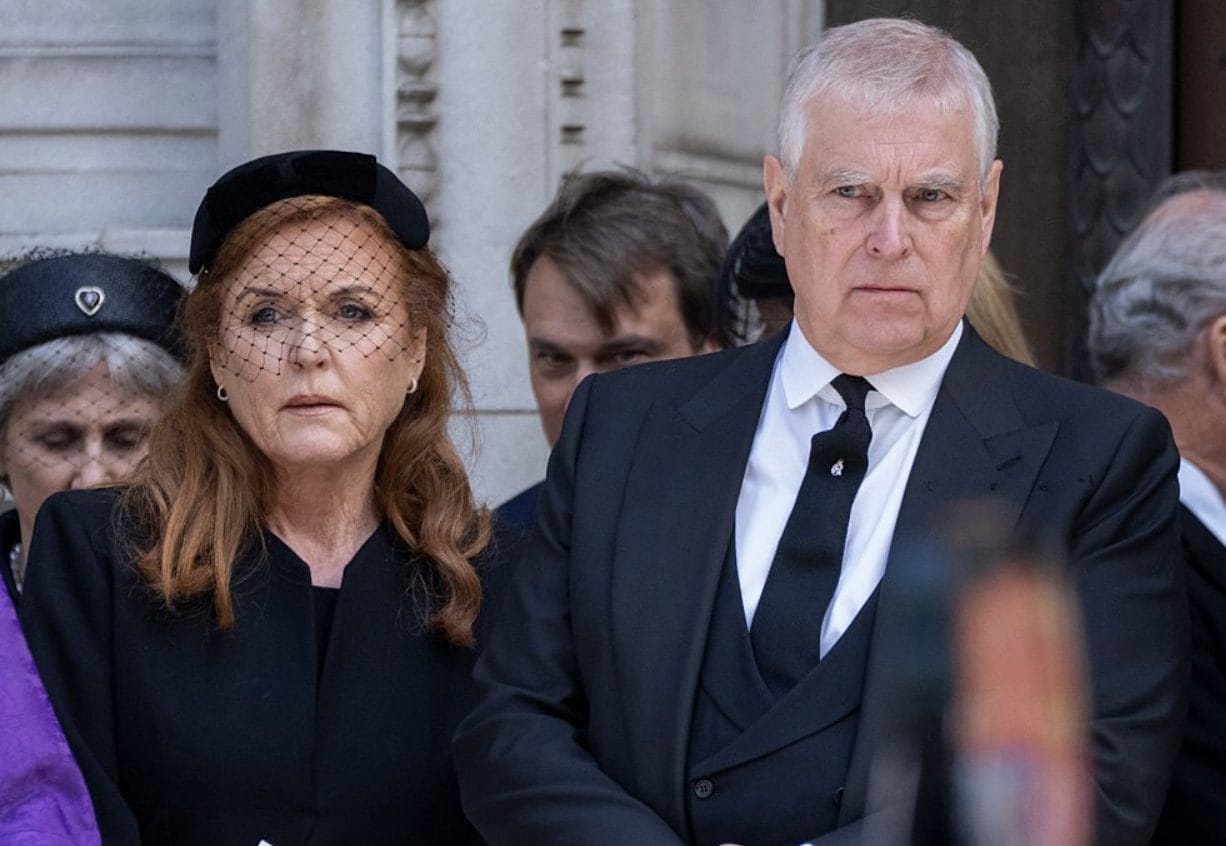 Cosa sappiamo sulla "fuga" di Sarah Ferguson dopo le email con Epstein e l'arresto dell'ex marito Andrea