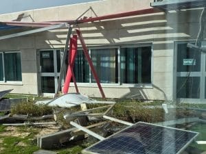 Italia nella morsa del maltempo: raffiche di vento scoperchiano scuola in Sardegna, disagi a Palermo e Catania