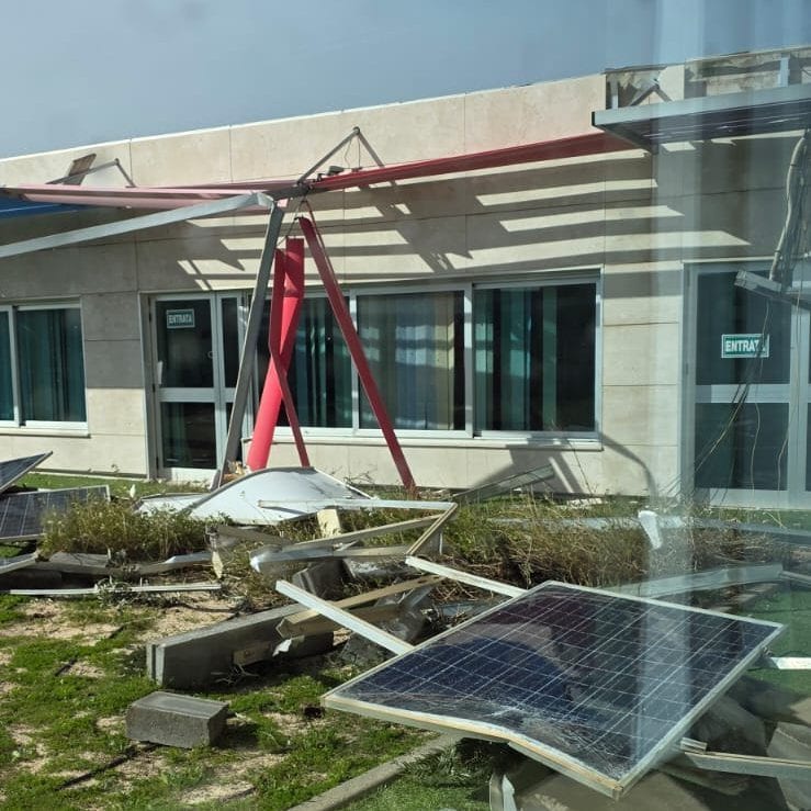 Italia nella morsa del maltempo: raffiche di vento scoperchiano scuola in Sardegna, disagi a Palermo e Catania