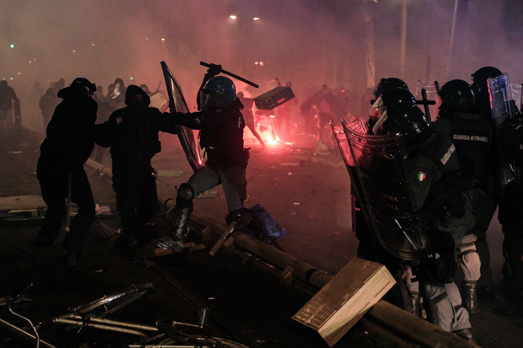 Cariche e manifestanti pestati a terra: degli scontri a Torino si deve chiedere conto al governo