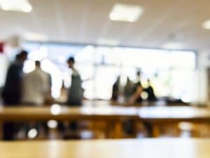 Bandiera con svastica e saluti nazisti a scuola, i video finiscono su TikTok: indagati 5 studenti a Sulmona