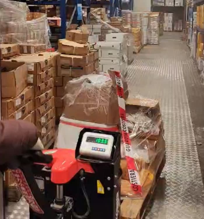 Il magazzino sequestrato