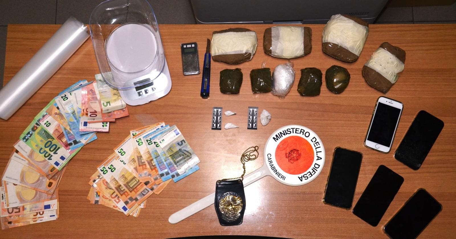 Spacciava droga in strada con la figlia di 4 anni, papà arrestato dai carabinieri: in casa 1,5 Kg di cocaina