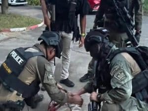 Studente armato assalta la scuola ma la preside lo affronta: colpita e uccisa proteggendo gli alunni in Thailandia