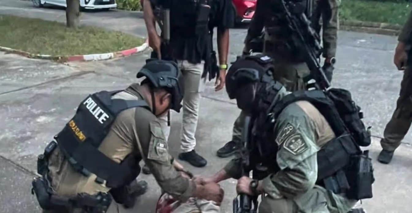 Studente armato assalta la scuola ma la preside lo affronta: colpita e uccisa proteggendo gli alunni in Thailandia
