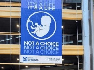 Striscione anti aborto al Parlamento europeo, la protesta dei Conservatori: “È una vita, non una scelta”