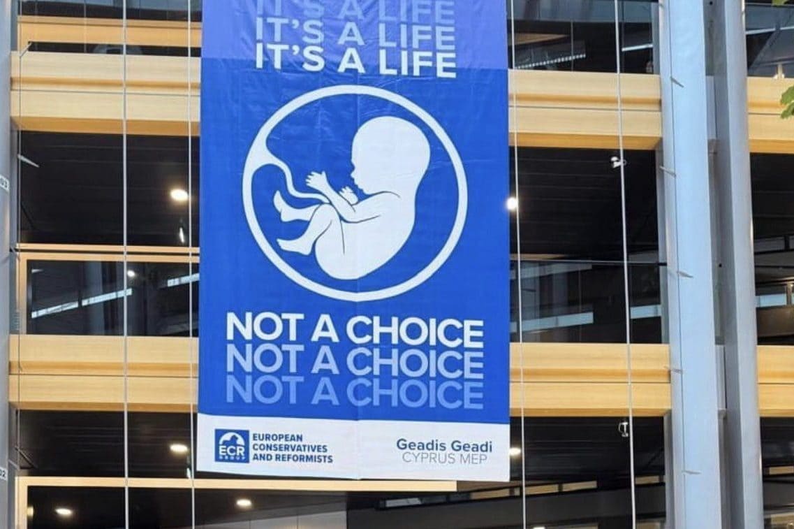 Striscione anti aborto al Parlamento europeo, la protesta dei Conservatori: "È una vita, non una scelta"