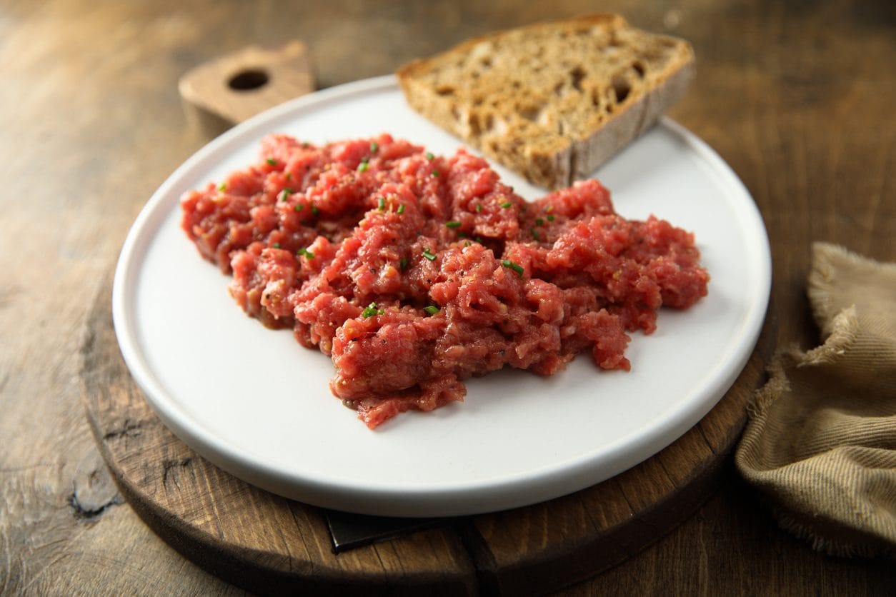 Pericolo istamina nel tonno e listeria nella tartare, nuovi richiami alimentari: “Non consumare i prodotti”