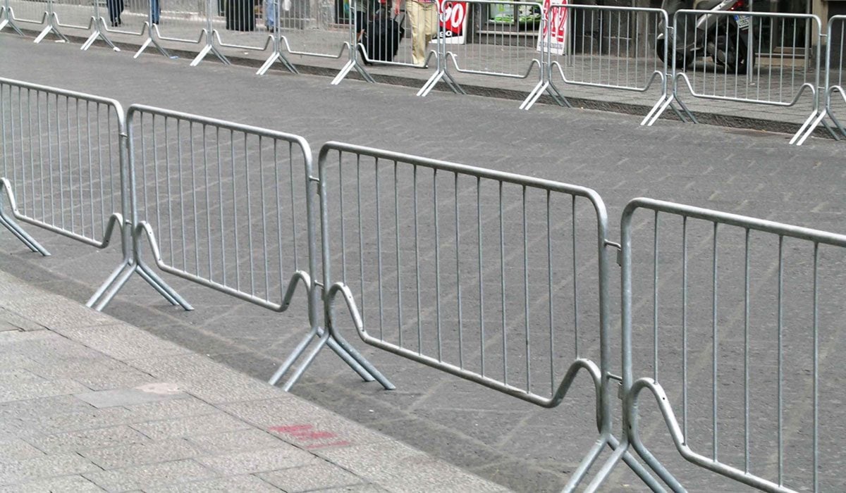 Transenna scagliata dal vento travolge bambini davanti a scuola: un'alunna finisce in ospedale a Sarzana