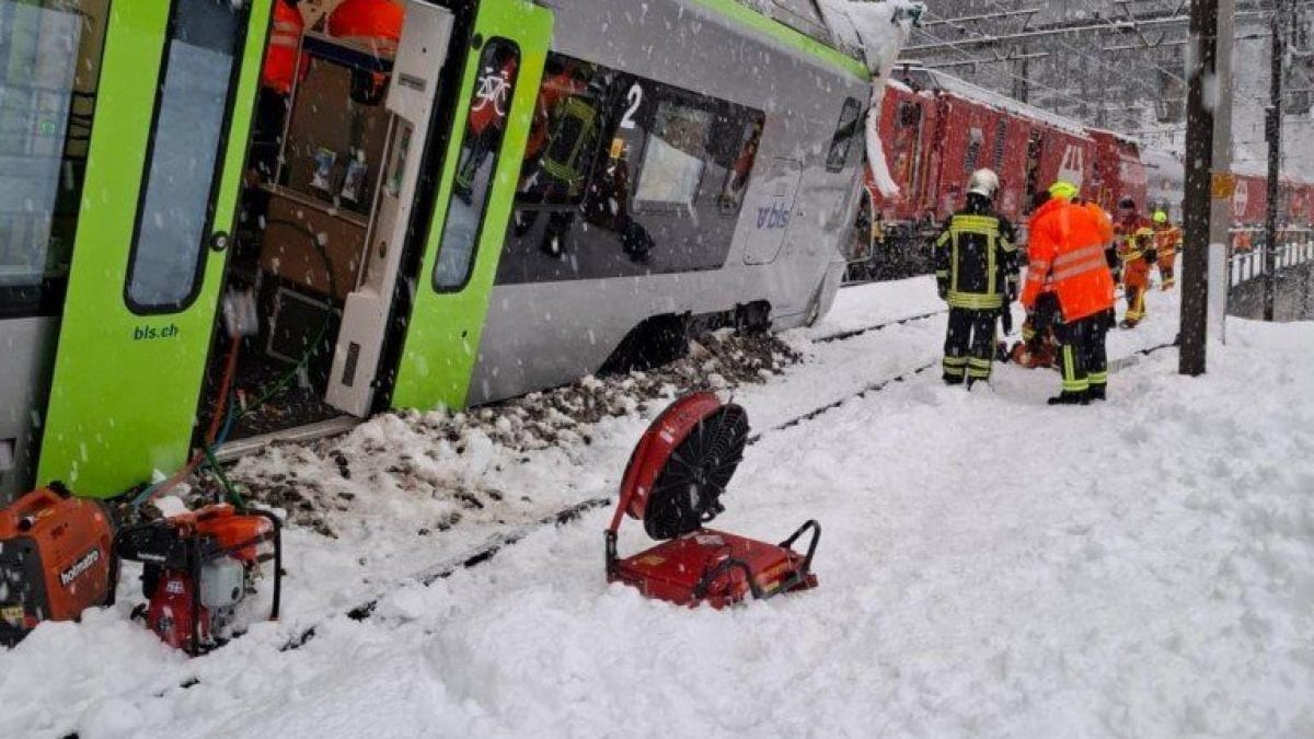 Il treno deragliato in Svizzera (Foto della Polizia Vallese)