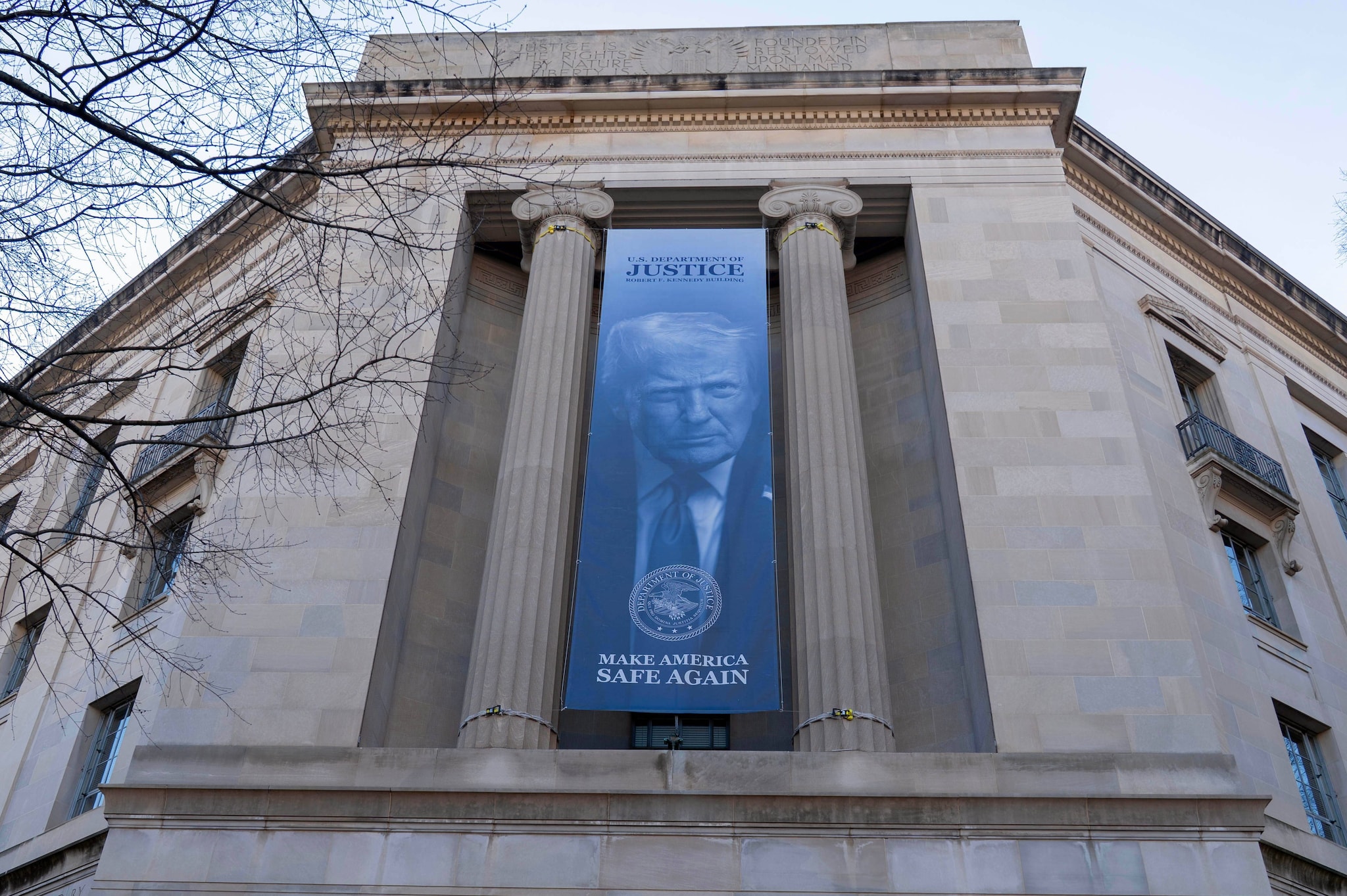 Trump ha fatto appendere uno striscione enorme con la sua faccia sul dipartimento di Giustizia