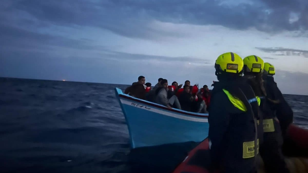Un barchino carico di migranti partito dalla Libia. Foto di Lidia Ginestra Giuffrida