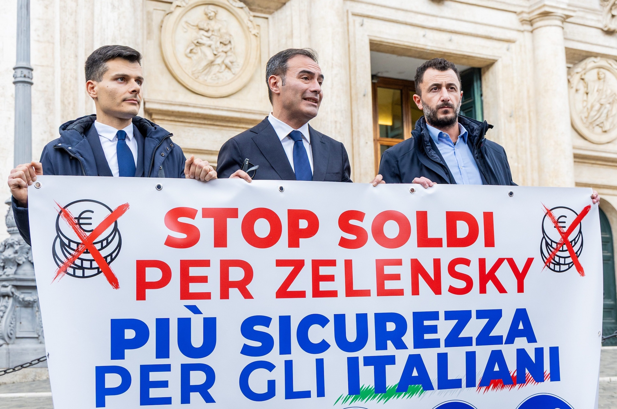 L'esordio dei vannacciani in Aula è un attacco frontale a Salvini: il voto sulle armi all'Ucraina slitta