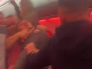 Rissa sul volo di linea, aereo costretto ad atterraggio d’emergenza: “Sangue e denti sul pavimento”