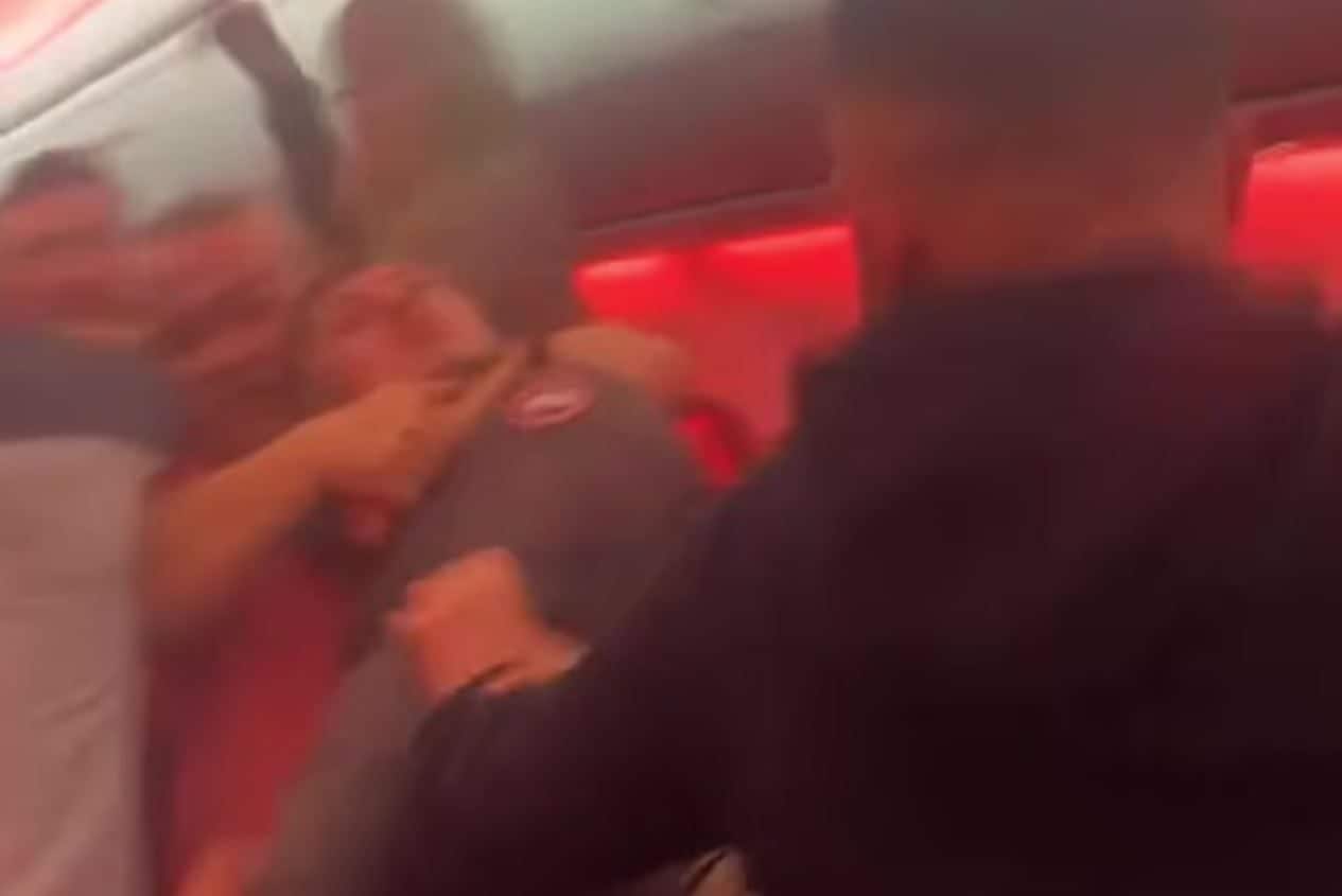 Rissa sul volo di linea, aereo costretto ad atterraggio d'emergenza: "Sangue e denti sul pavimento"