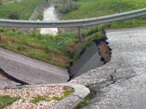 Maltempo: voragine in Sardegna, alberi caduti in Calabria e bufera di neve in Sicilia, centinaia di soccorsi