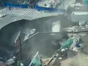 Cina, un’enorme voragine inghiotte una strada di Shanghai, il video del crollo