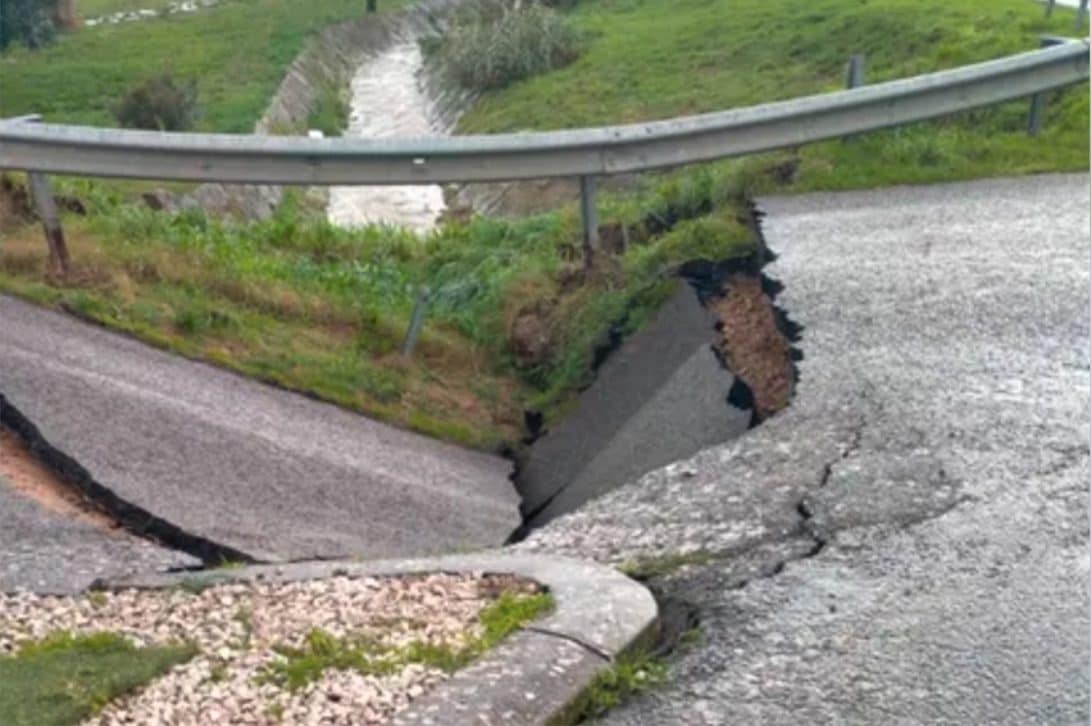 Maltempo: voragine in Sardegna, alberi caduti in Calabria e bufera di neve in Sicilia, centinaia di soccorsi