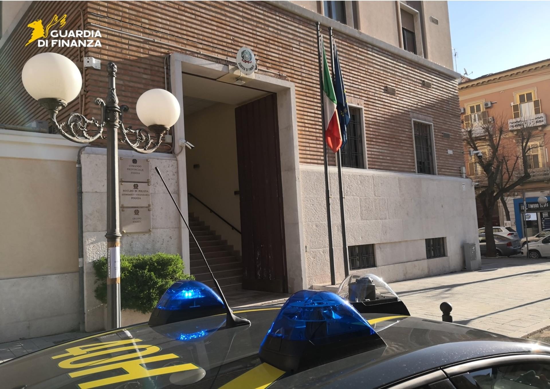Gira per Foggia con una grossa valigia e attira l'attenzione della Finanza: c'erano 21 kg di sigarette, denunciato