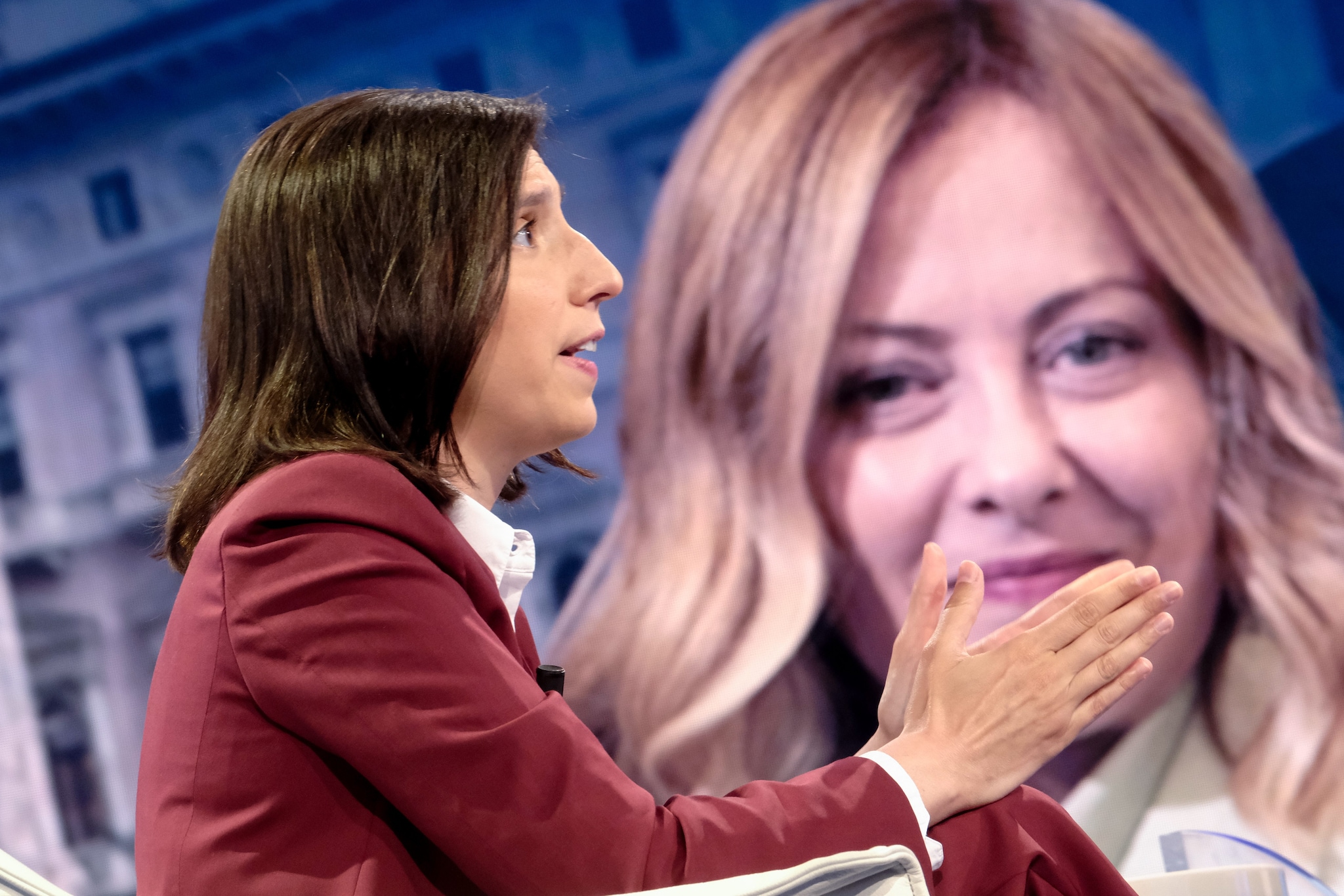 Sondaggi politici, è testa a testa tra destra e sinistra dopo il crollo di FdI e Lega