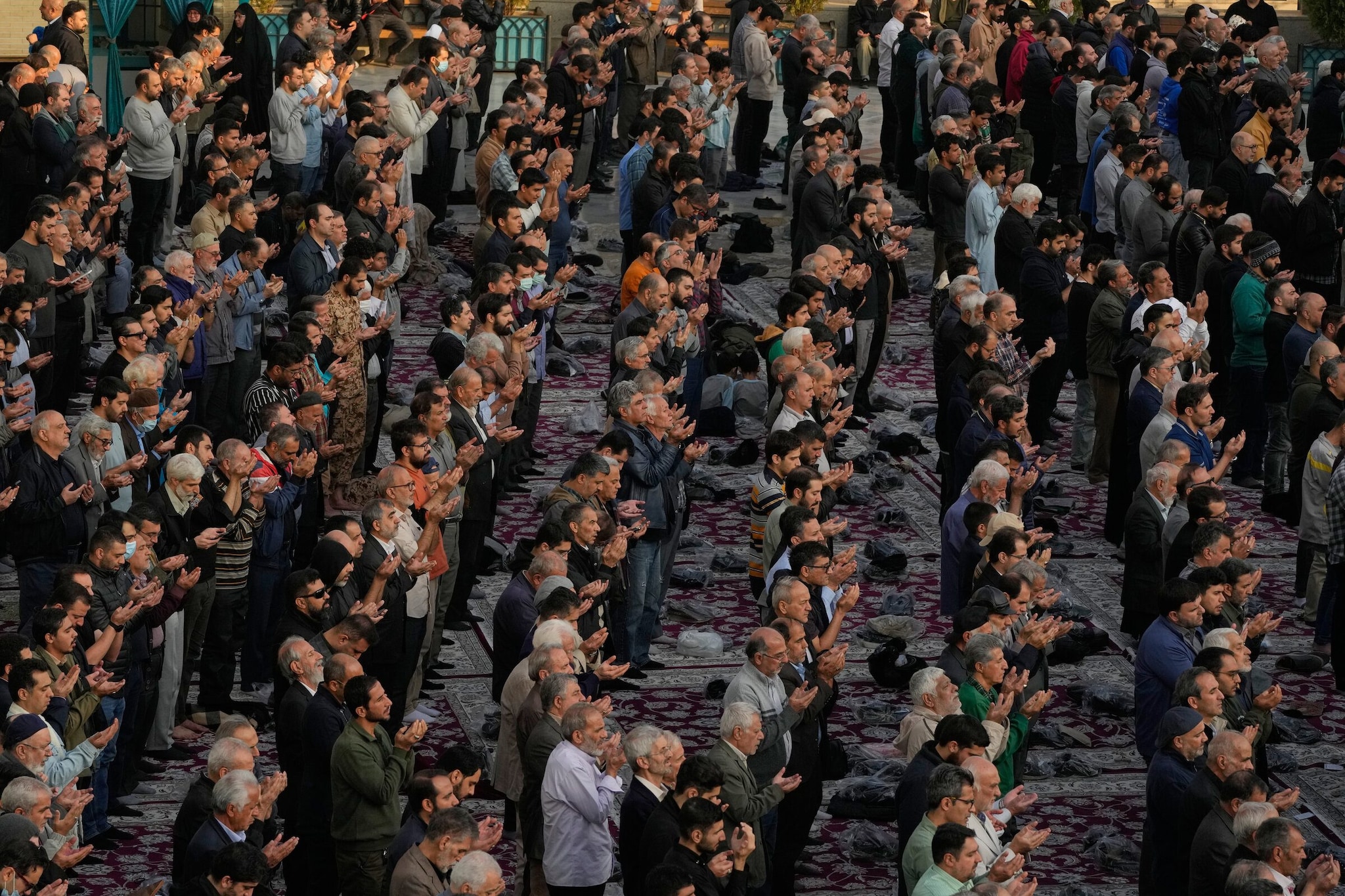 Teheran piegata dalla siccità, religiosi pregano per la pioggia