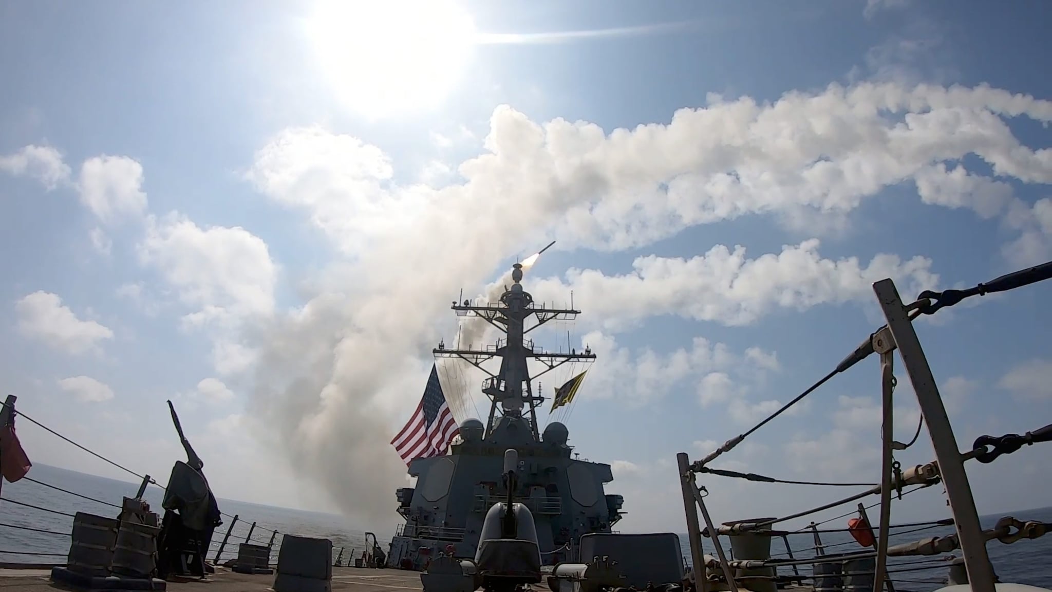 L'Italia non dice "NO" alla guerra mentre Meloni scappa dal Parlamento