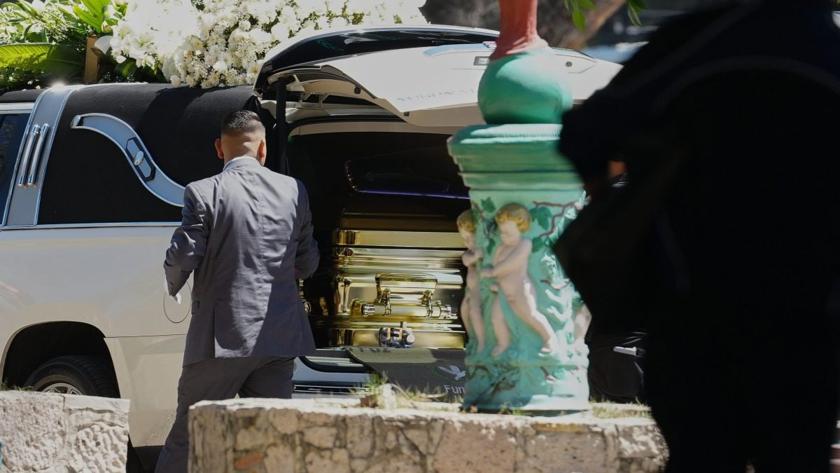 Messico, la bara dorata ai funerali del narcotrafficante El Mencho