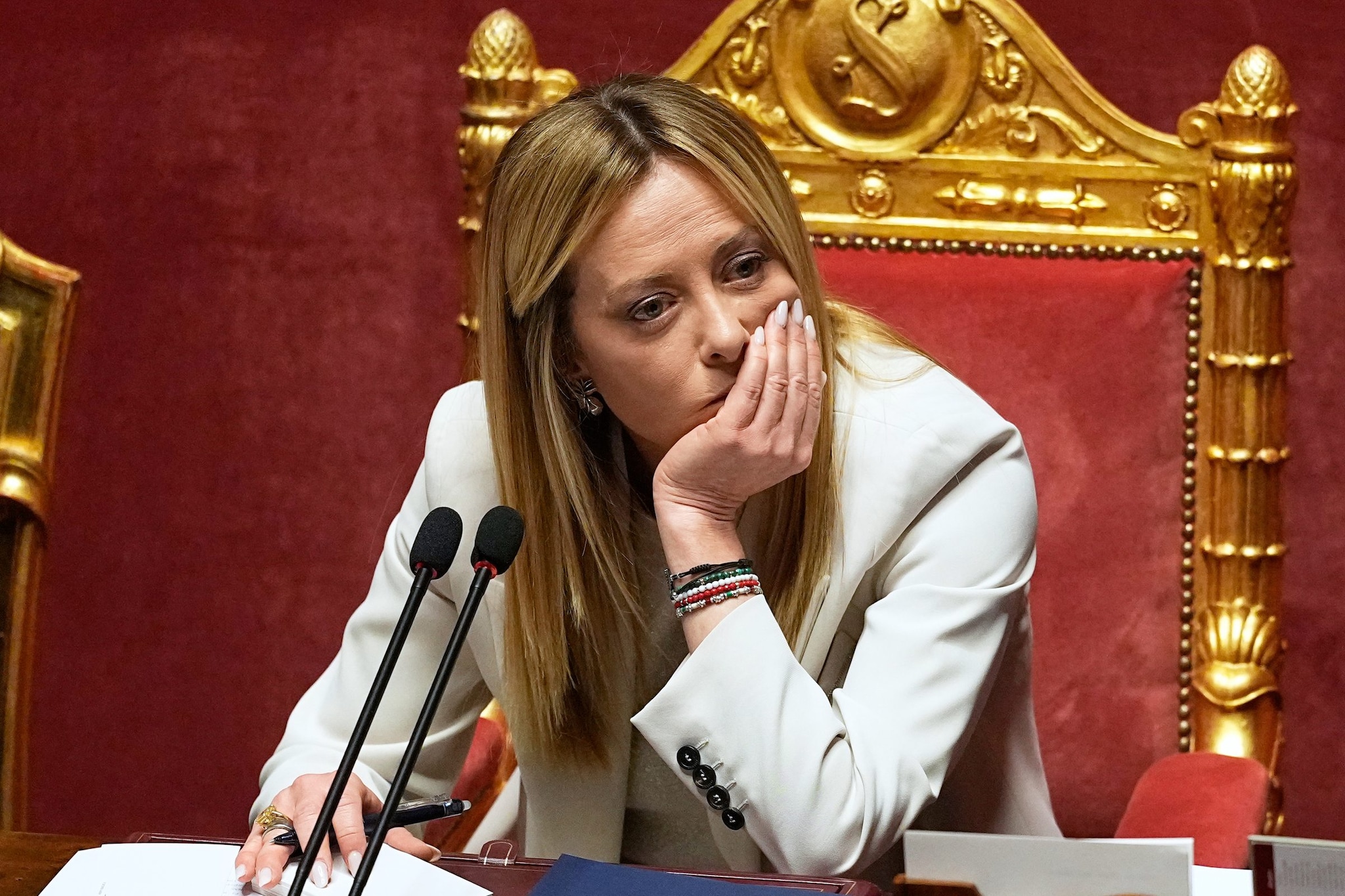 Meloni fa la voce grossa contro chi specula sui prezzi dei carburanti, ma è solo un bluff