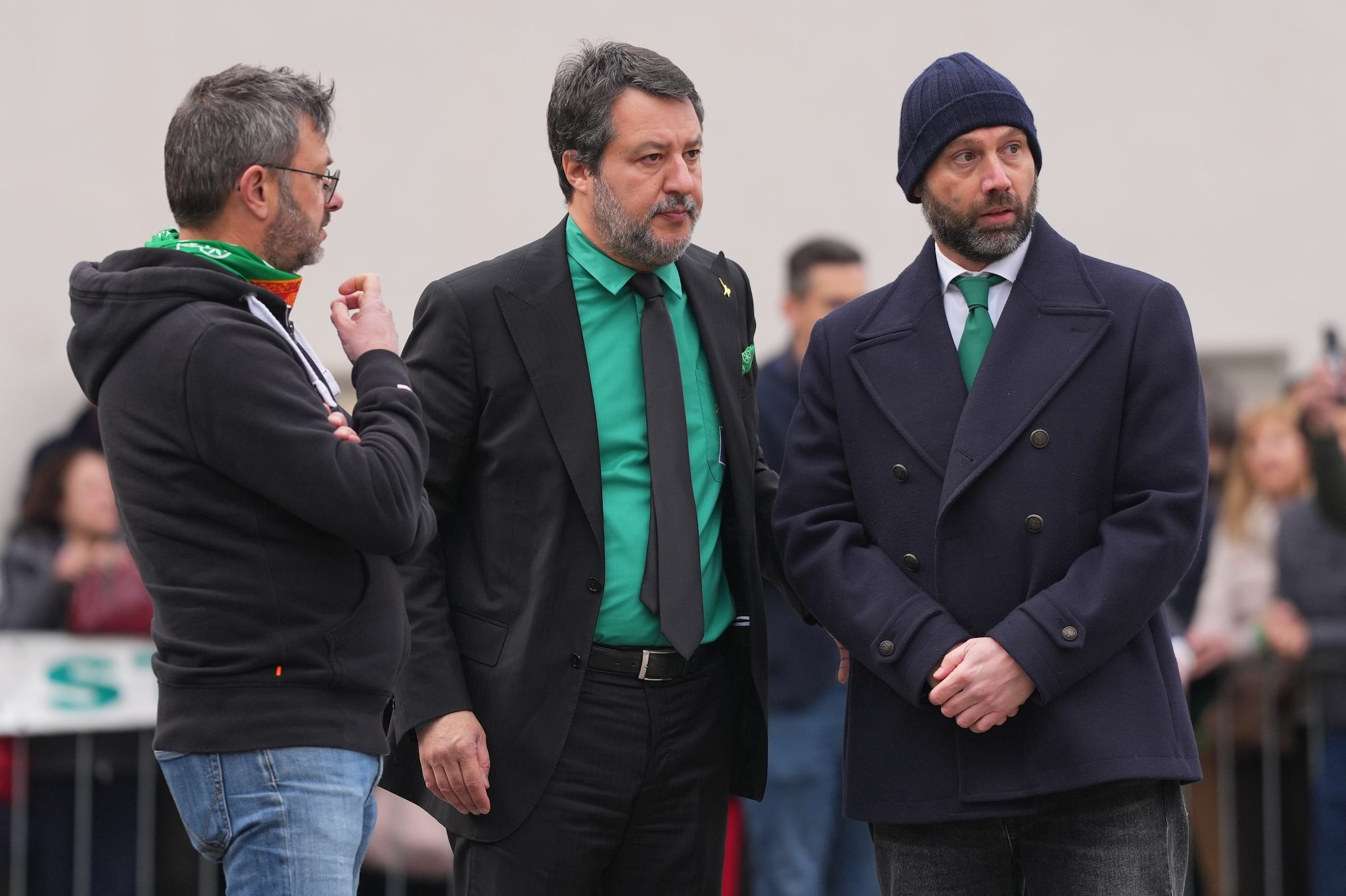 Funerali di Bossi, Salvini contestato a Pontida: "Vergogna, molla la camicia verde"