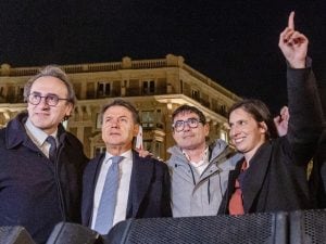 Sondaggi politici, centrosinistra ancora in vantaggio, il centrodestra cala al 44,6%: i voti ai partiti