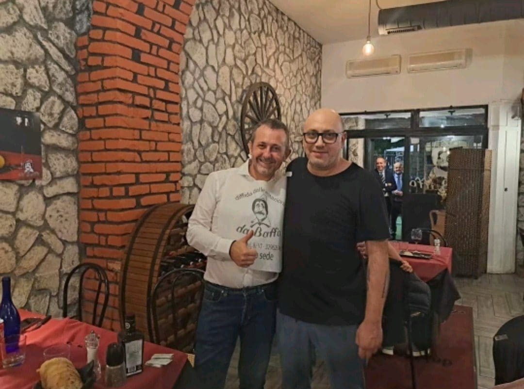 Andrea Delmastro e Mauro Caroccia in una foto del 2023 condivisa sul profilo Tiktok del ristorante Da Baffo