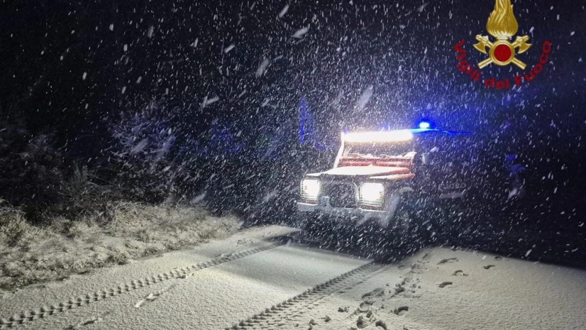 Nell’Aretino i vigili del fuoco sono intervenuti per salvare due automobilisti rimasti bloccati nella neve