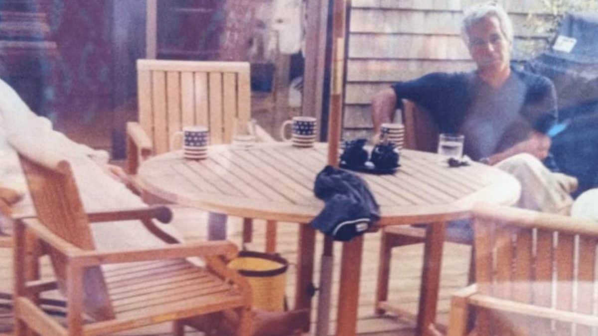 Il principe Andrea, Jeffrey Epstein e Peter Mandelson seduti allo stesso tavolo. La foto, contenuta negli Epstein Files, è stata diffusa dallo US Justice Department