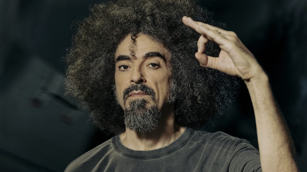 Caparezza cancella gli incontri dei fan per motivi di salute: “Un problema mi costringe a controlli immediati”