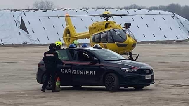 Le urla disperate del pensionato attirano i familiari: incastrato nel trattore, perde una gamba