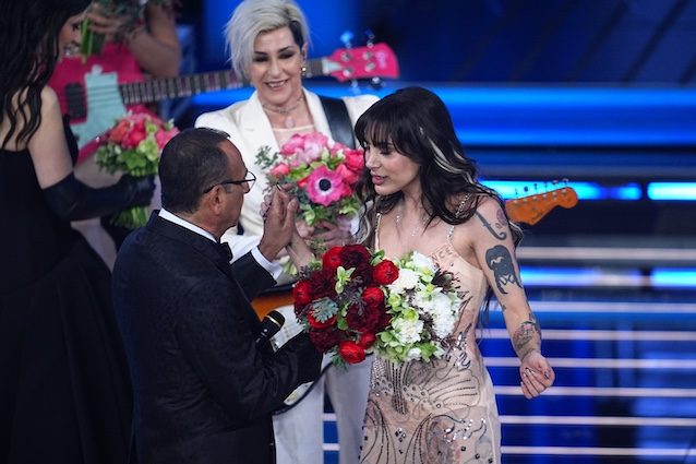 Carlo Conti e le Bambole di Pezza a Sanremo 2026 – ph Marco Alpozzi : LaPresse