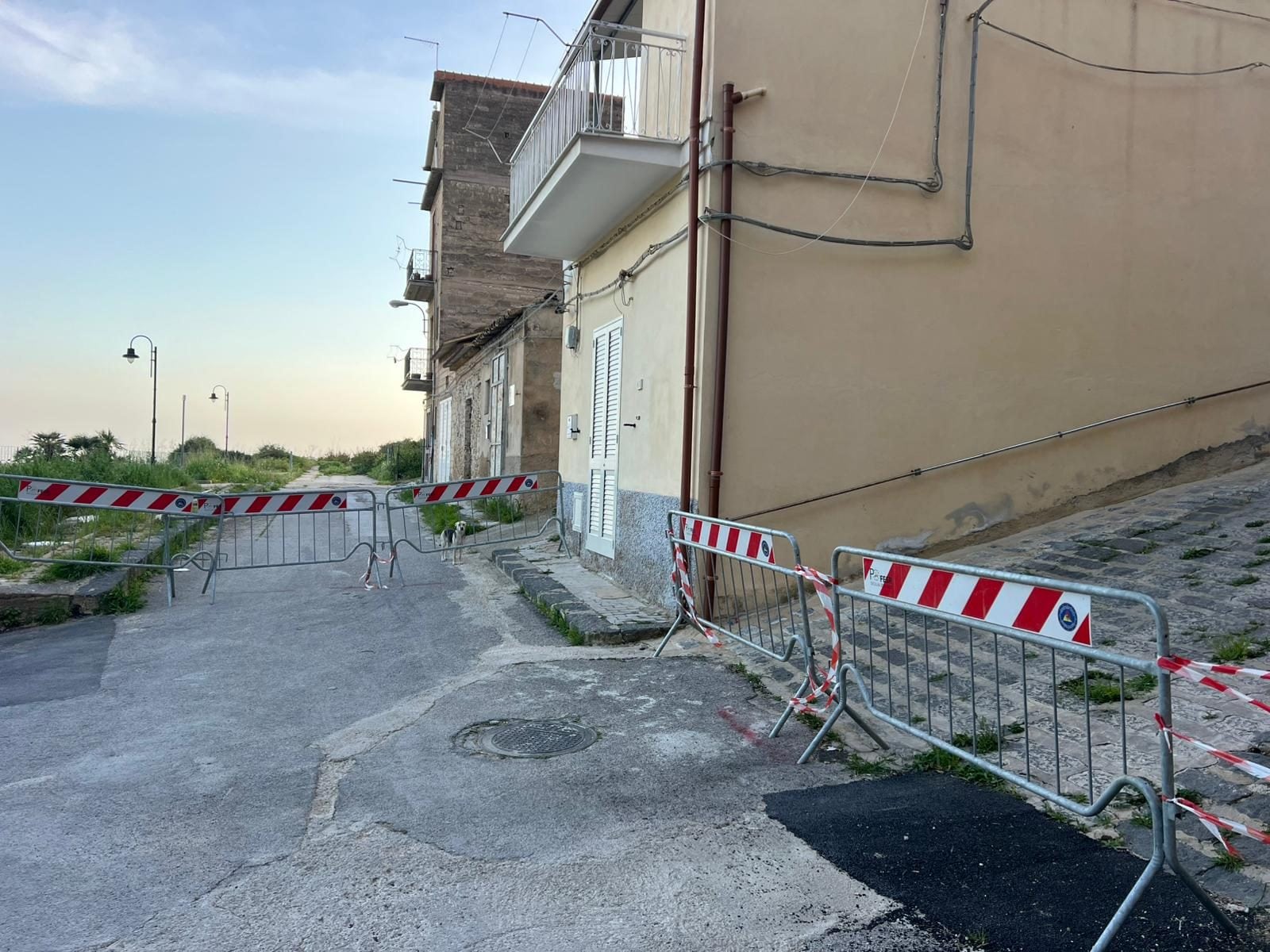 All’angolo delle transenne, tra la zona nera e quella rossa, la casa di Lo Monaco