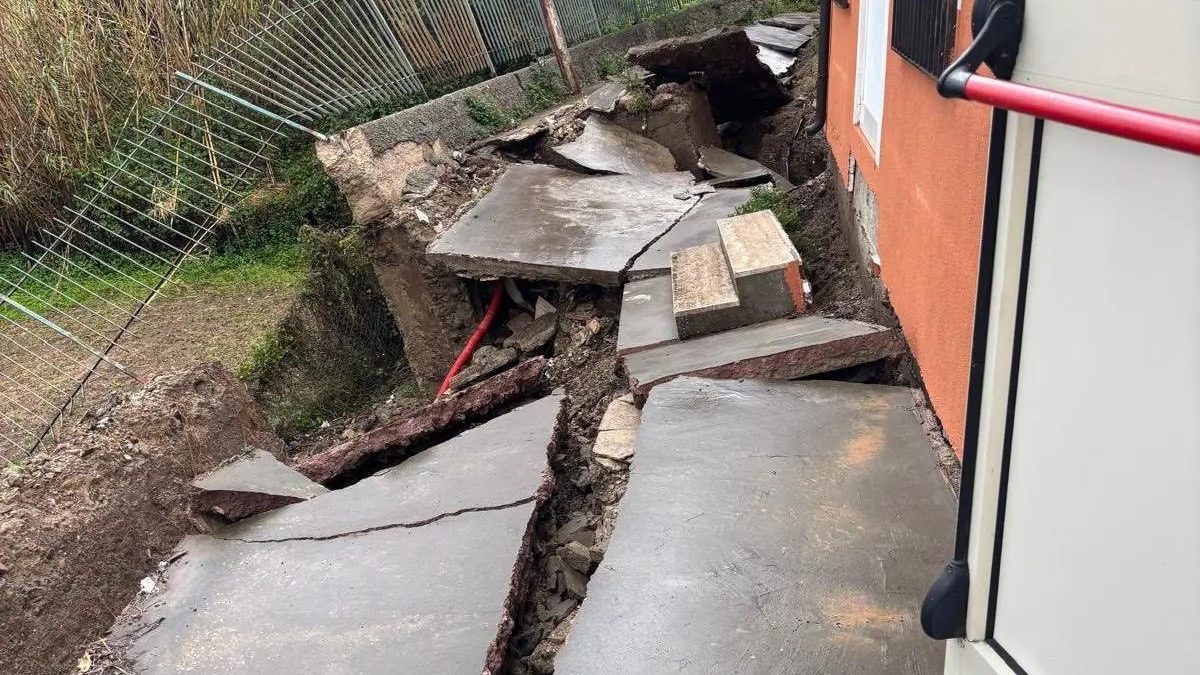 Crollo di un atrio in una scuola di Capistrano, nel Vibonese. Foto da Facebook