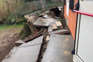 Calabria, crolla l'atrio di una scuola nel Vibonese. Strade come fiumi a San Nicola da Crissa