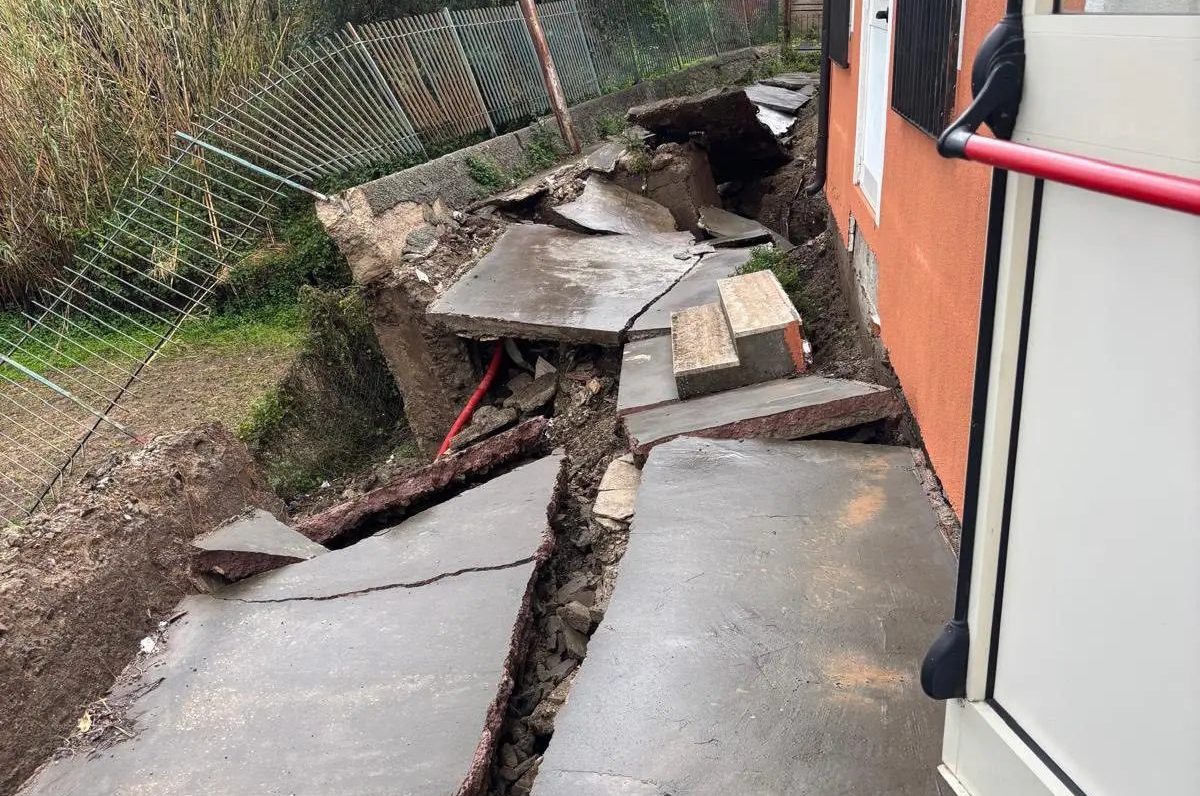 Maltempo in Calabria, crolla l'atrio di una scuola nel Vibonese. Strade come fiumi a San Nicola da Crissa