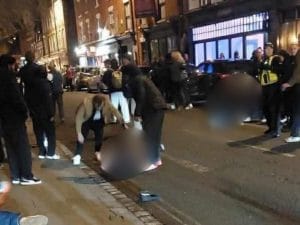 Auto sulla folla della movida a Derby, in Inghilterra: 20 persone ferite, arrestato un 30enne