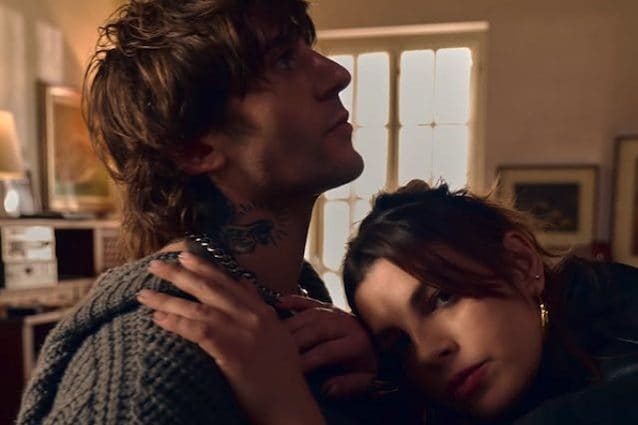 Testo e significato di Vacci Piano, Emma e Rkomi si uniscono per la rabbia di un amore finito