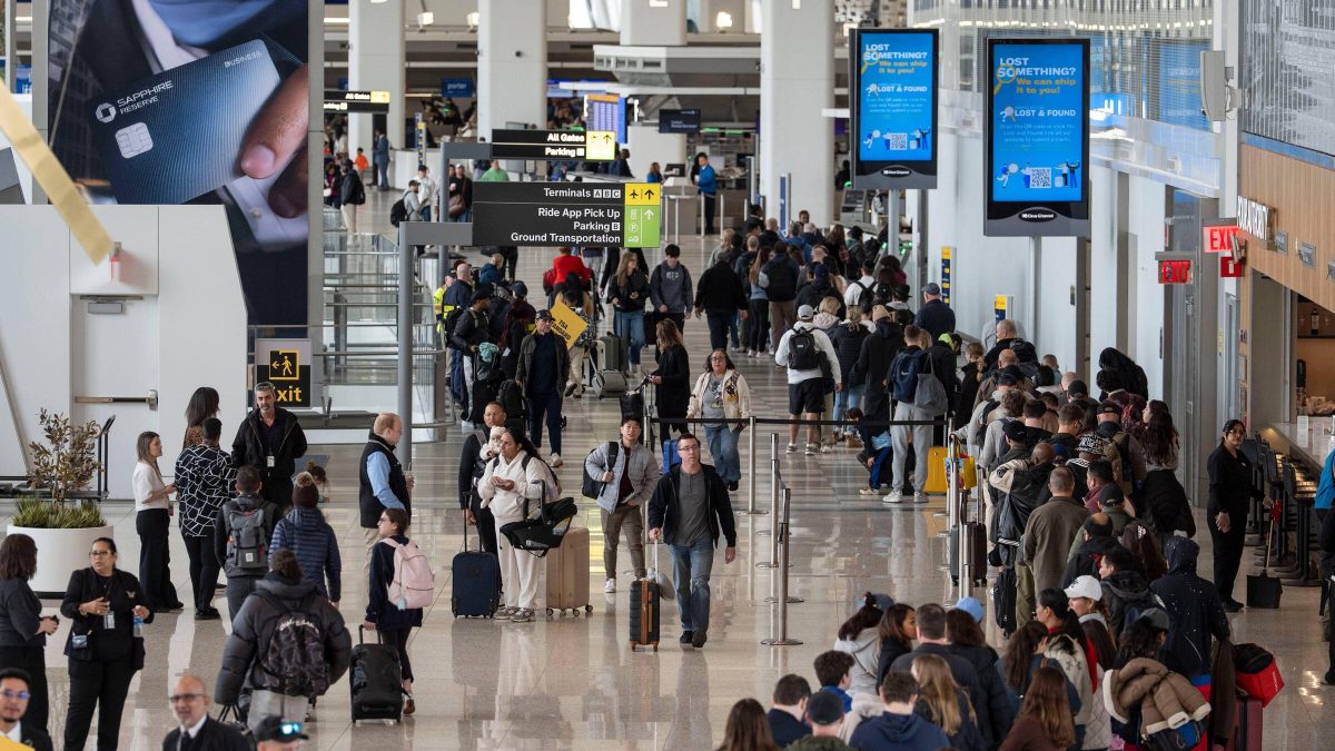 La folla nell’aeroporto LaGuardia, negli Usa