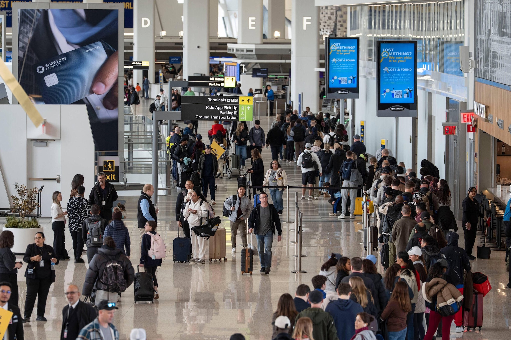 Shutdown negli Stati Uniti, caos negli aeroporti: lunghe file ai gate, intervengono gli agenti dell'ICE