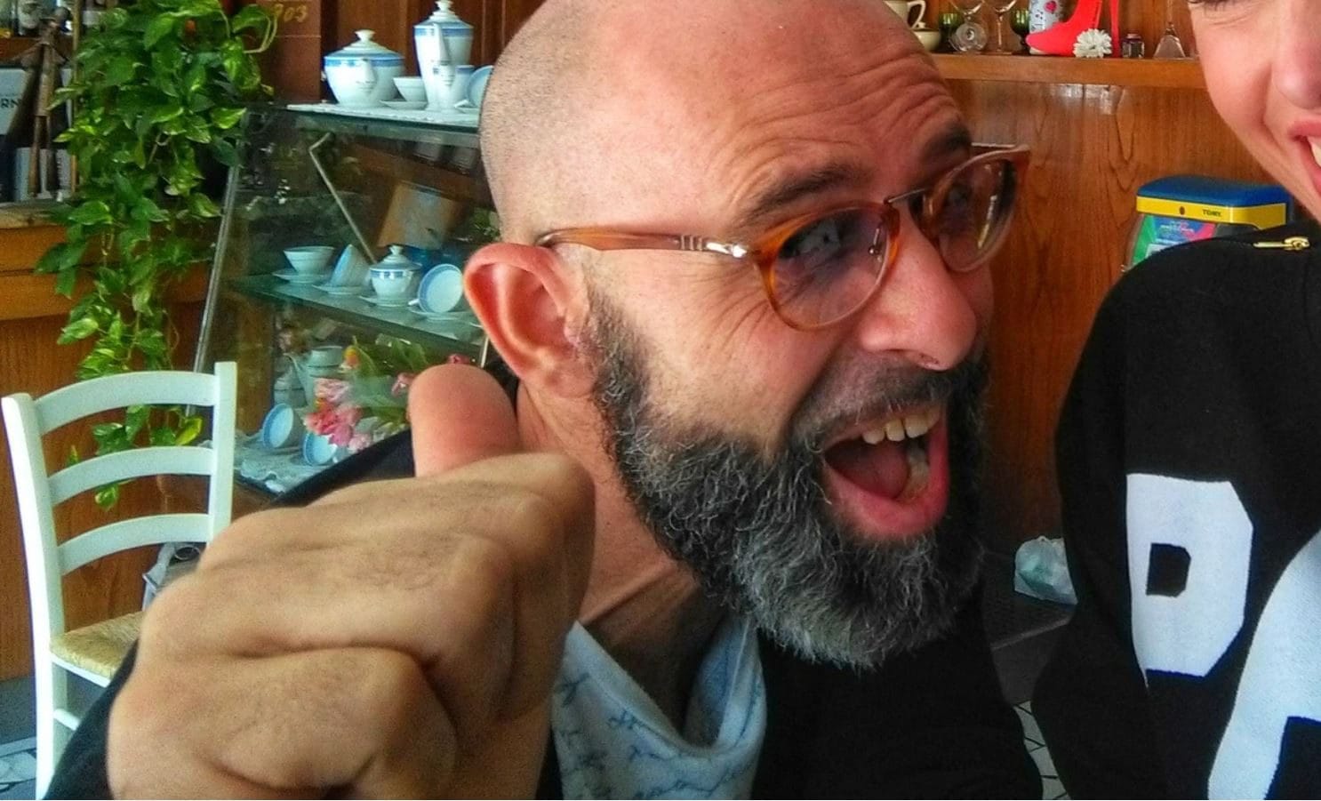 Francesco muore per una malattia fulminante e lascia una cena pagata agli amici: "Brindisi, non lacrime"