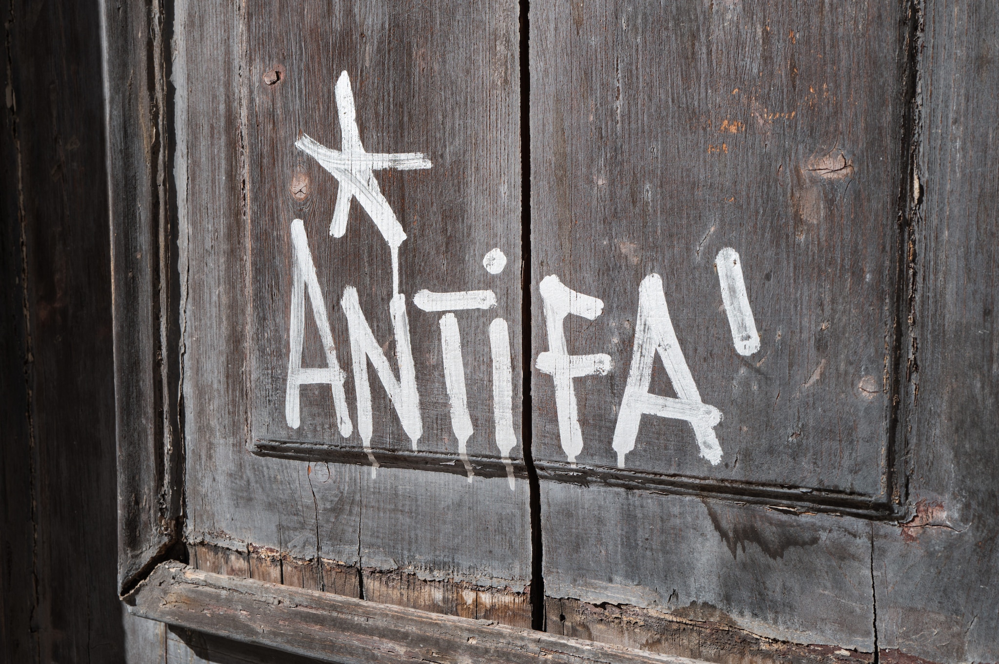 La Lega vuole criminalizzare Antifa e anarchici: fino a 15 anni per chi partecipa a gruppi eversivi