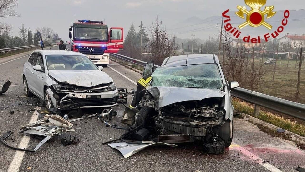 Incidente d'auto all'alba, donna finisce in una scarpata: 4 feriti sulla Gubbio- Pian d'Assino, uno è grave